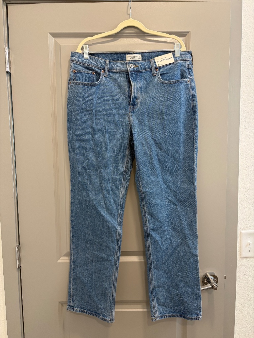 Mid Rise 90s Straight Jean